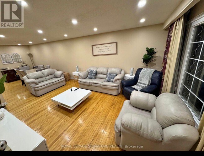 Photo du bâtiment - 3424 Clara Dr