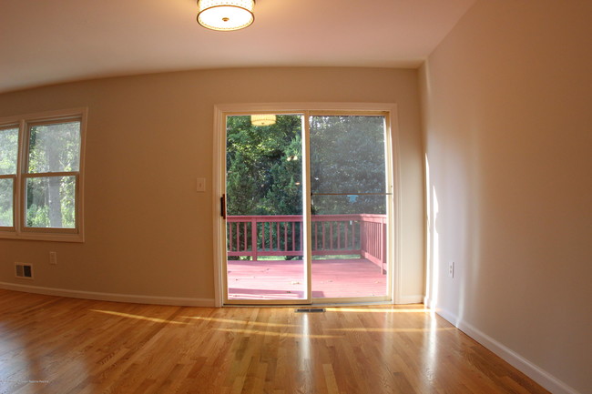 Building Photo - 22 Essex Dr