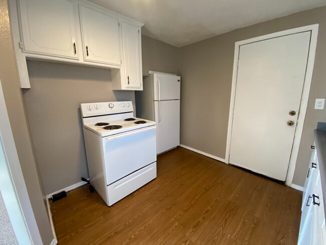 Building Photo - 1 Bedroom Apartment Garage in EL Reno Okla...