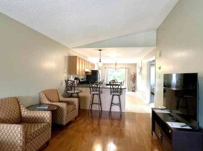 Photo du bâtiment - Spacious & Comfortable 3-Bedroom, 2-Bathroom House | Loon Ave, Barrie, ON | $2,500 / month