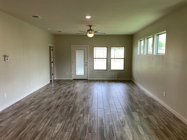 Foto del edificio - 5005 White Rose Dr