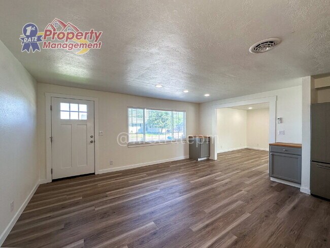 Foto del edificio - 7703 Mistyglen Ave