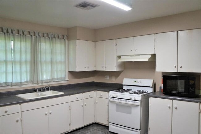 Building Photo - 212 W 20th Ave