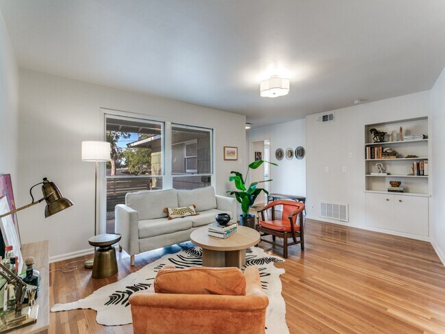 Foto del edificio - CHARMING MID-CENTURY RANCH HOME IN ALAMO H...
