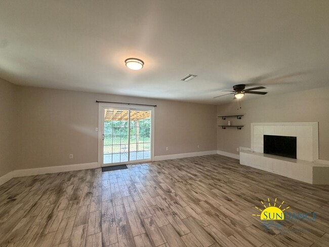 Building Photo - Great 3 Bedroom Home in Fort Walton Beach with Solar Panels-Near Hurlburt Field!