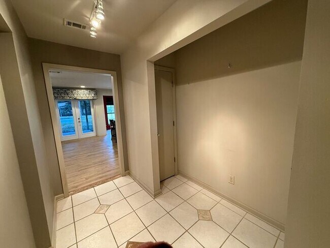 Foto del edificio - Pensacola - 32526- 4 bedroom, 2 bathroom - pool and lawn care included