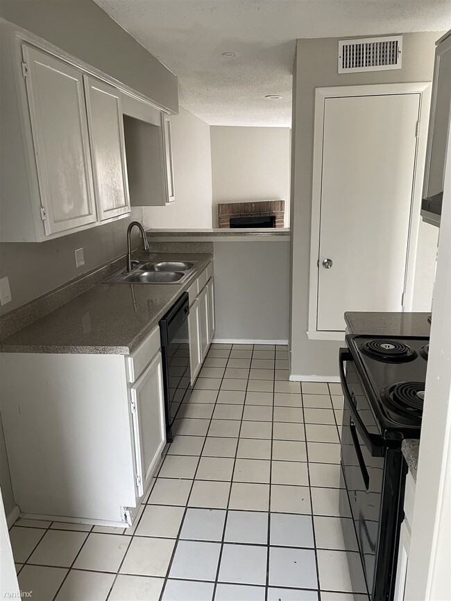 Building Photo - 2 br, 1.5 bath 4plex - 8110 Foxfire Lane B