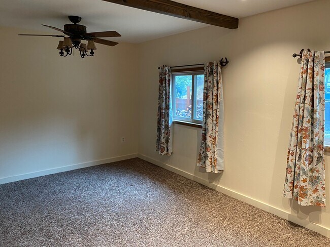 Main Bedroom - 8170 Buckthorn Trl