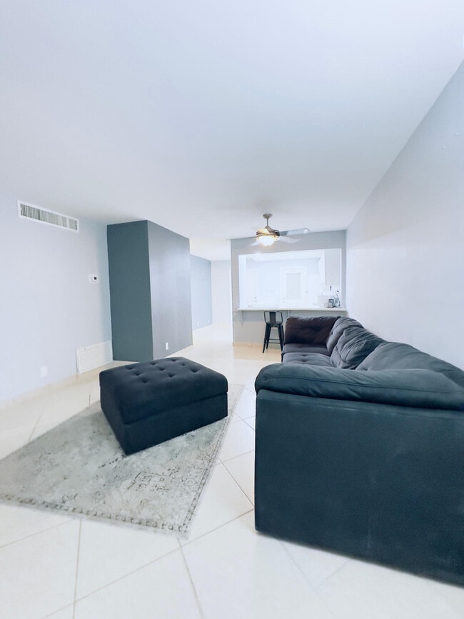 Building Photo - 2301 NE 14th Street Causeway