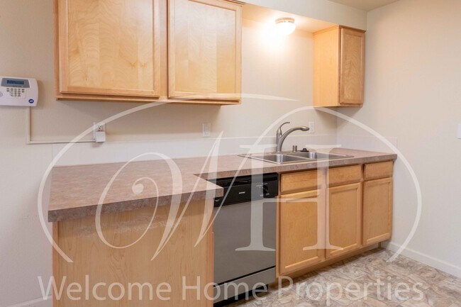 Building Photo - Updated 2 Bedroom Condo with Pool, Covered...