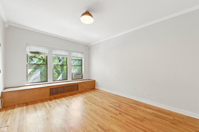 Building Photo - 1520 W Belle Plaine Ave