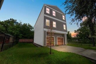 Building Photo - 955 Elkhart St