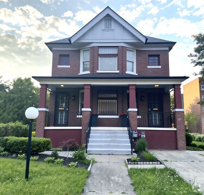 Building Photo - 664 Gladstone Ave