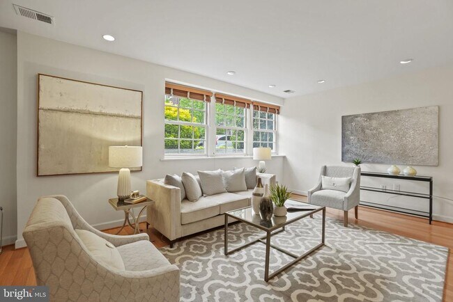 Foto del edificio - 2737 Devonshire Pl NW