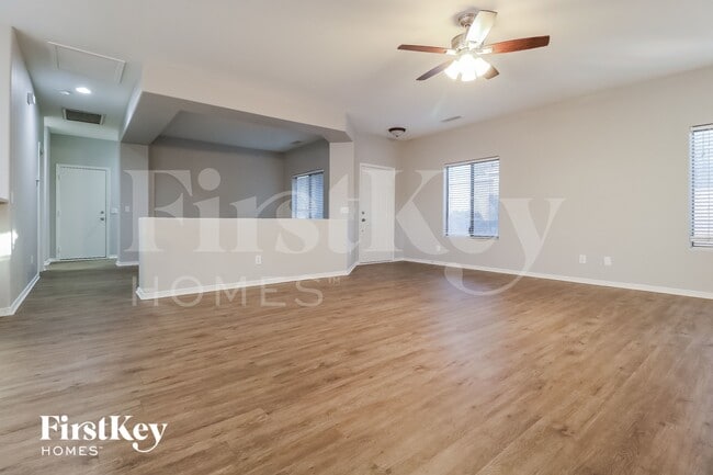 Building Photo - 601 W Elm Ln