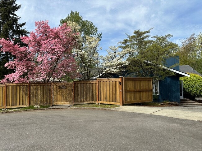 Building Photo - Large Bellevue Property with Everything.
