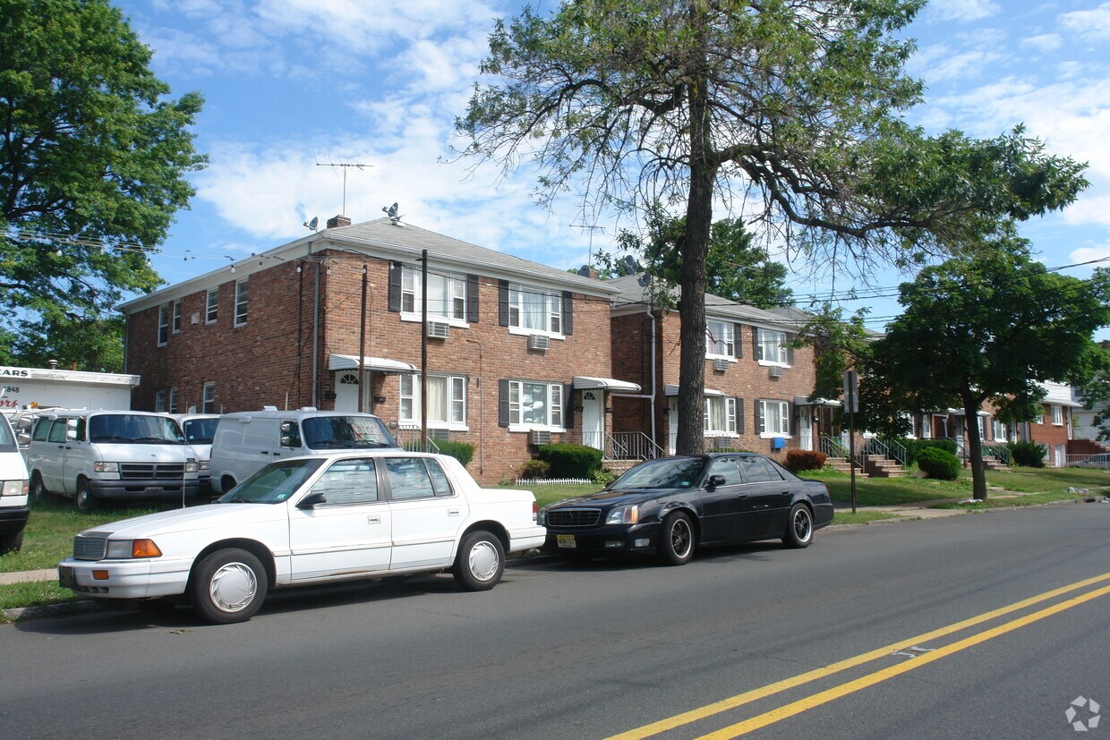 Primary Photo - 813-827 E Elizabeth Ave