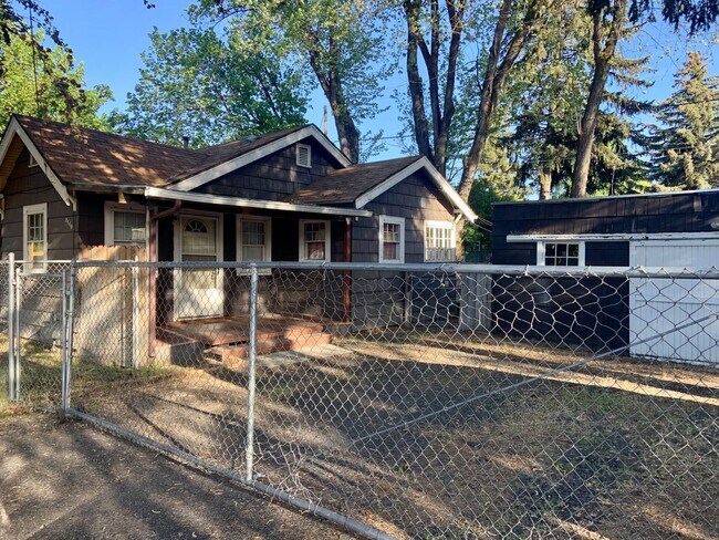 Building Photo - Charming 2bdrm 1 bath house with garage and fenced yard