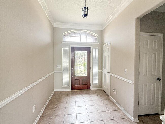 Building Photo - 10114 Willow Crossing Dr