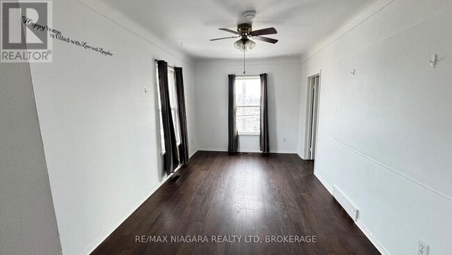 Building Photo - 256 E Main St