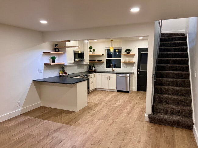 Building Photo - 214 W 7th St