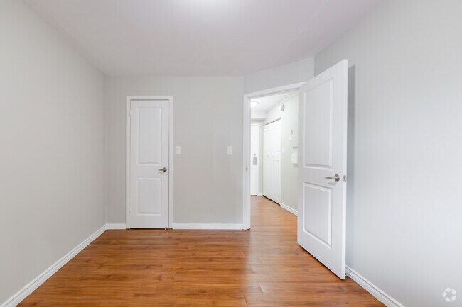 1 chambre, 1 salle de bain - 696 pi² - Chambre - Spanish Trio