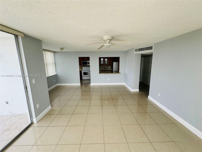 Foto del edificio - 1300 NE Miami Gardens Dr