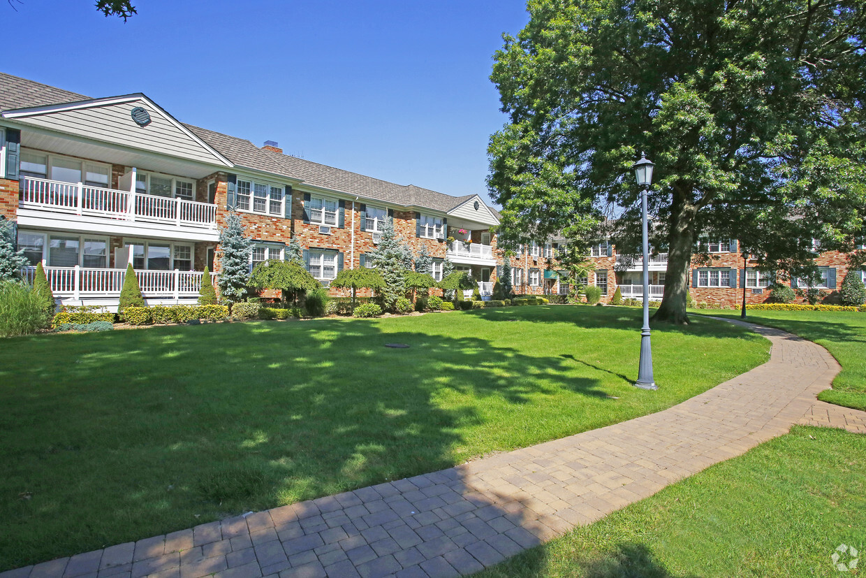 Primary Photo - Fairfield Courtyard At Hewlett