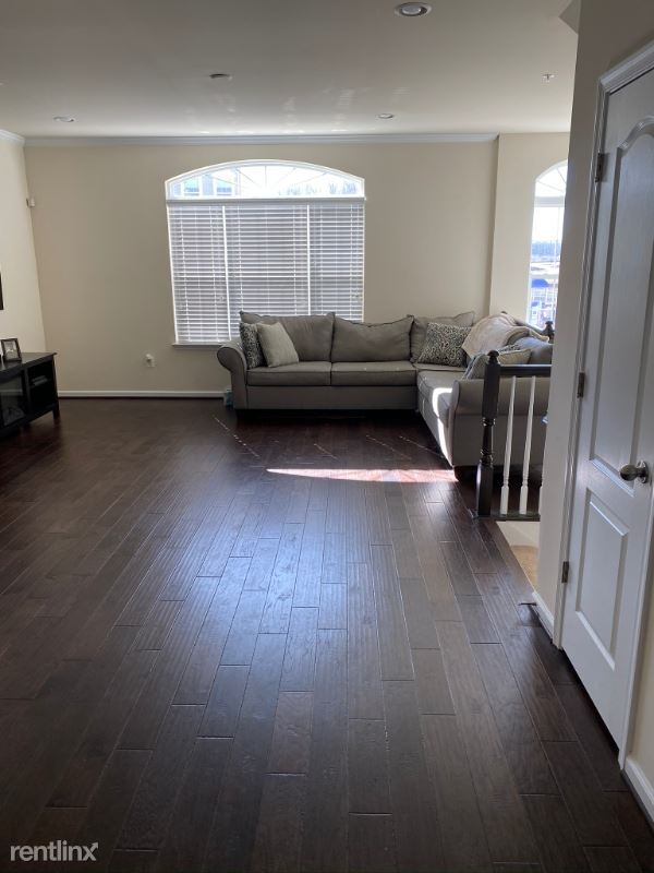 Building Photo - 3 br, 2 bath Townhome - 5431 Spotswood Pl
