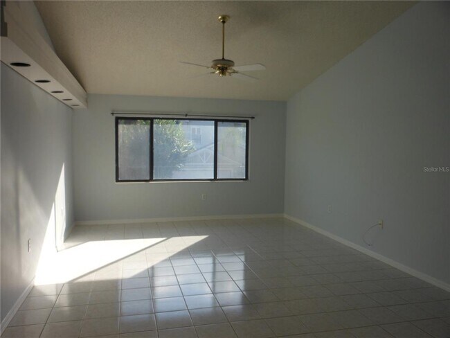 Foto del edificio - 3200 Charter Club Dr