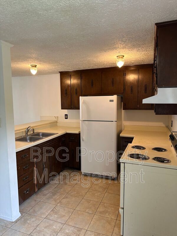 Building Photo - 123 Circle Dr