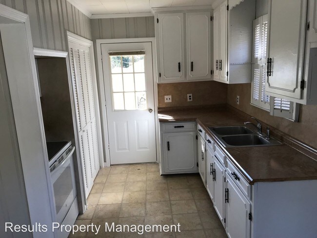 Building Photo - 3 br, 1 bath House - 223 Beechwood Cr