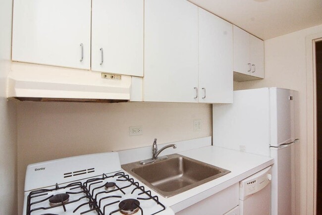 Building Photo - 622 W Wellington Ave