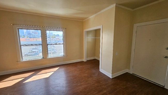 Building Photo - 815 S Lake St