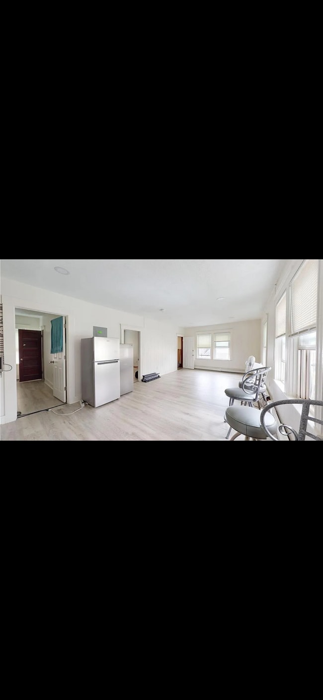Building Photo - 163 Sabin St