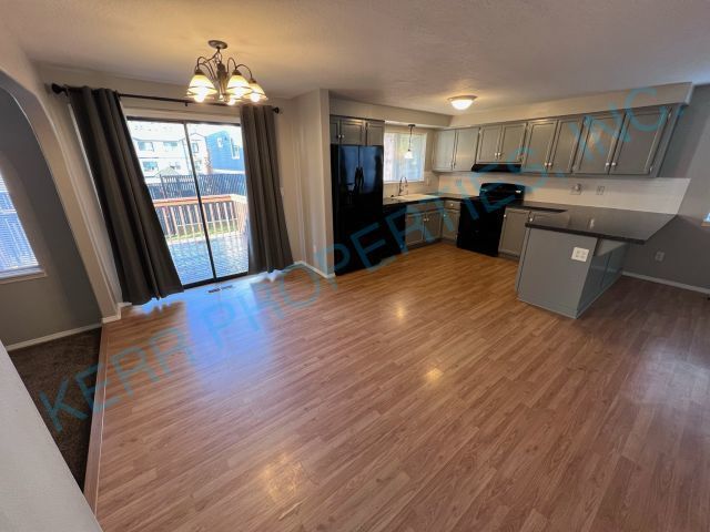 Foto del edificio - Charming 3-Bed, 2-Bath Home in Sandy, OR –...