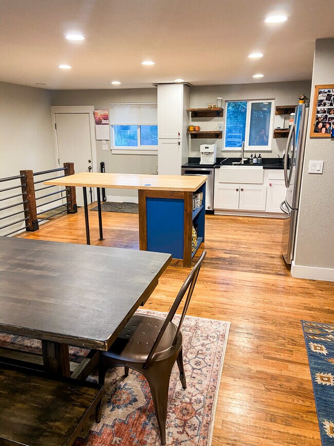 Foto del edificio - 214 Douglas Fir Ave