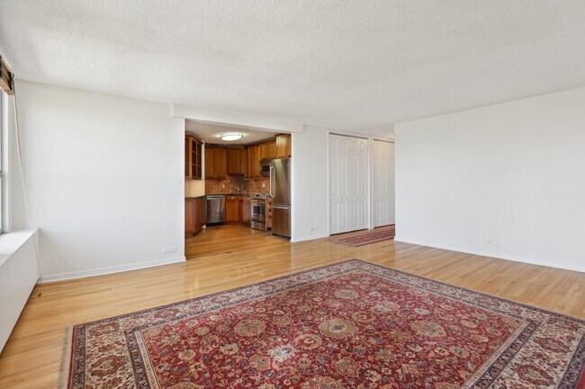 Building Photo - 2626 N Lakeview Ave
