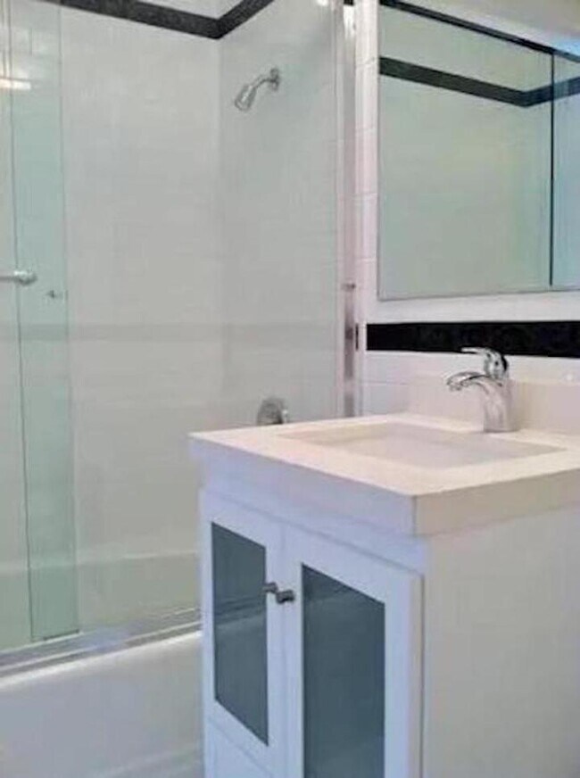 Foto del edificio - 969 Hilgard Ave