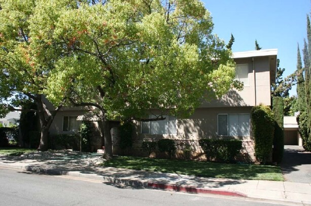 Building Photo - 660 Roble Ave