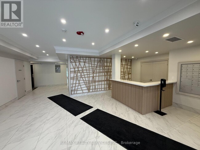 Photo du bâtiment - 50-250 Lakebreeze Dr
