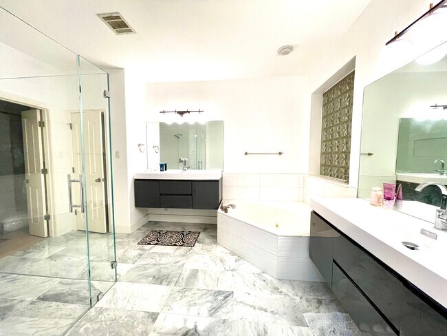 Master Bath Jacuzzi - 16224 Wynstone Ln