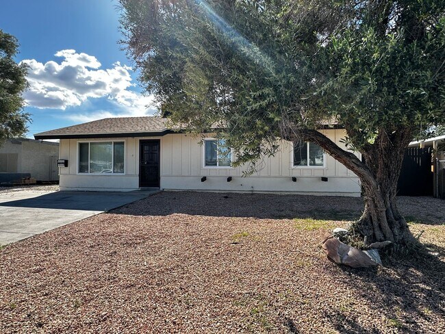 Foto del edificio - Cute 3-Bedroom Home with Move-in Special of $1775 off yout third month rent.