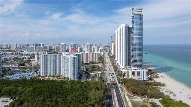 Foto del edificio - 100 Bayview Dr