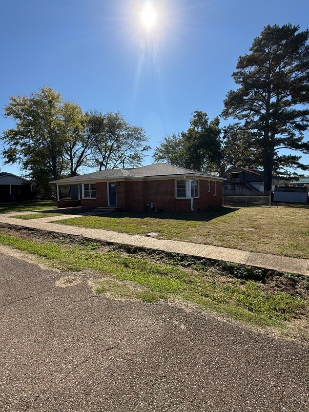 Building Photo - 3br, 1ba, brick home in the city