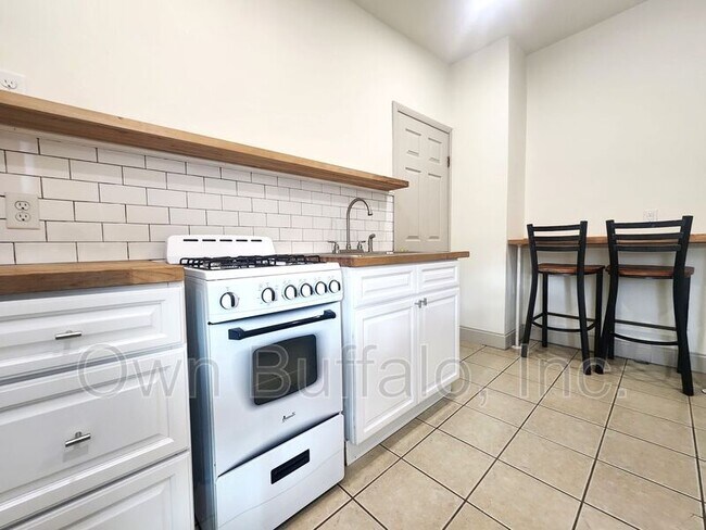 Building Photo - 116 Brayton St