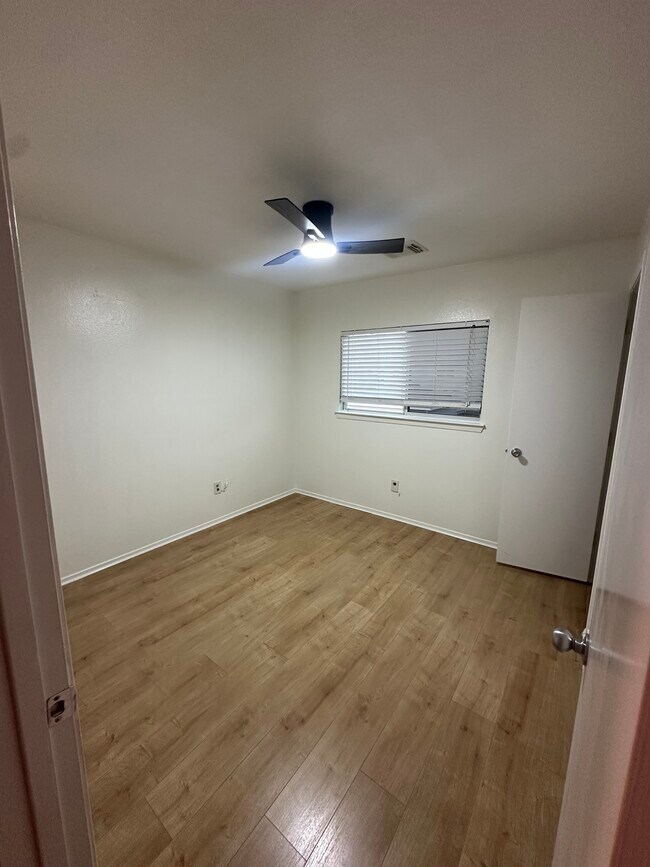 Foto del edificio - 6118 Elton Knolls St