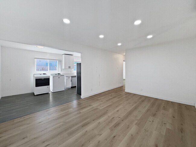 Building Photo - Bright & Modern 2B/1BA Upstairs Unit in th...
