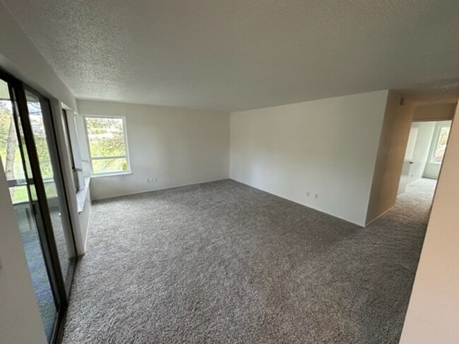 Foto del edificio - Large Open And Bright 2bd 1.75 Bath Condo in Shoreline!