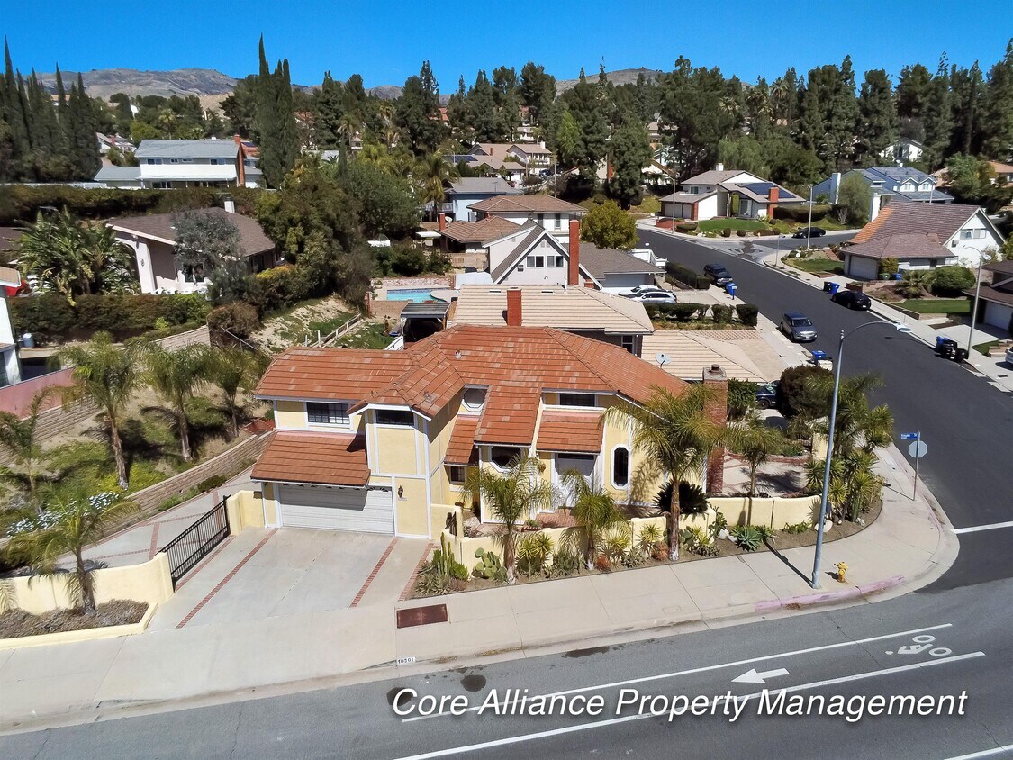 Foto principal - 18301 Rinaldi St